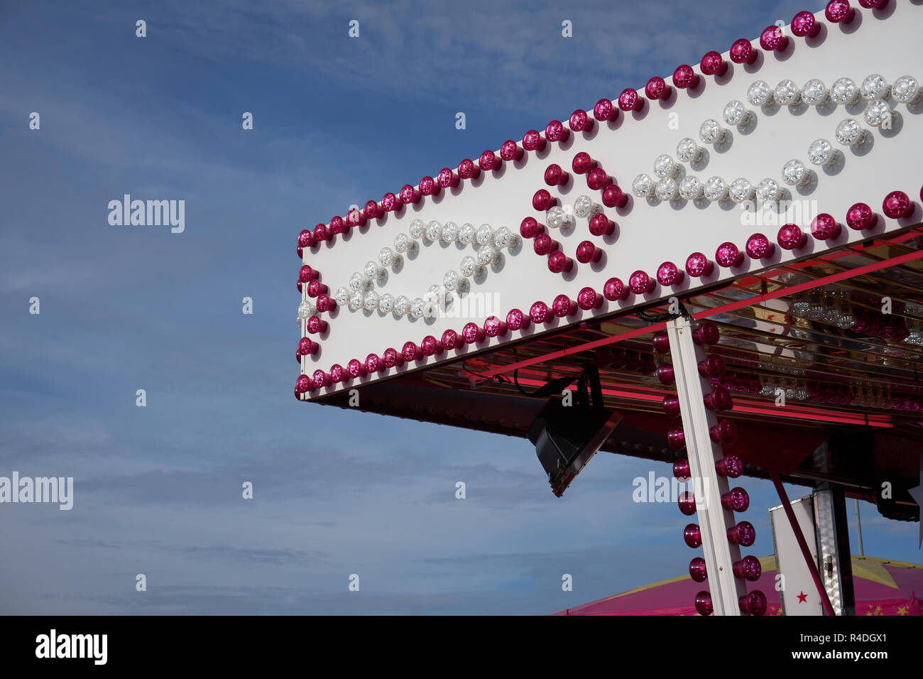 Bianco e rosa Sistema di luce nel profondo blu del cielo Foto Stock