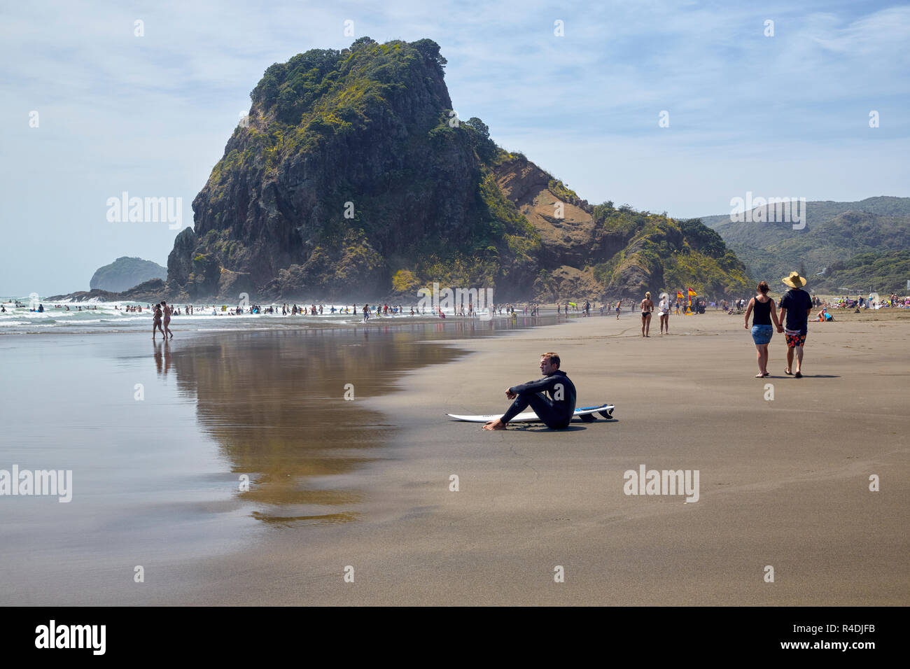 Piha Beach con Lion Rock in background, Nuova Zelanda Foto Stock