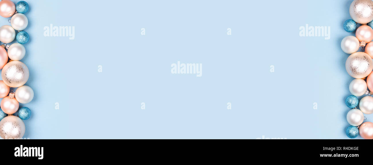 Confini di Natale fatto di palle di Natale su sfondo blu. Il minimo anno nuovo banner, vista dall'alto. Foto Stock