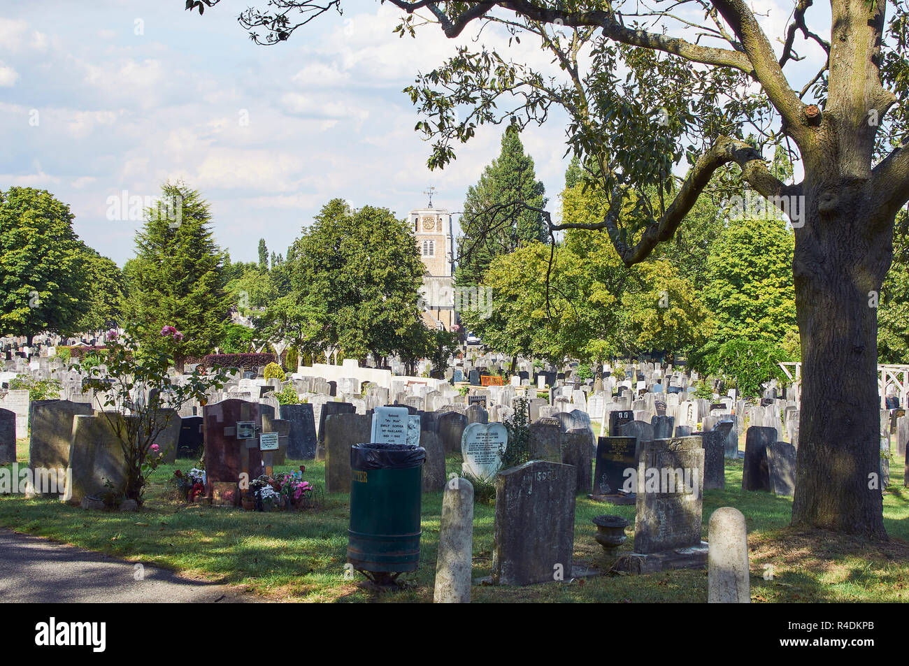 Camberwell Nuovo cimitero, a sud-est di Londra, Regno Unito, con la cappella mortuaria torre in background Foto Stock