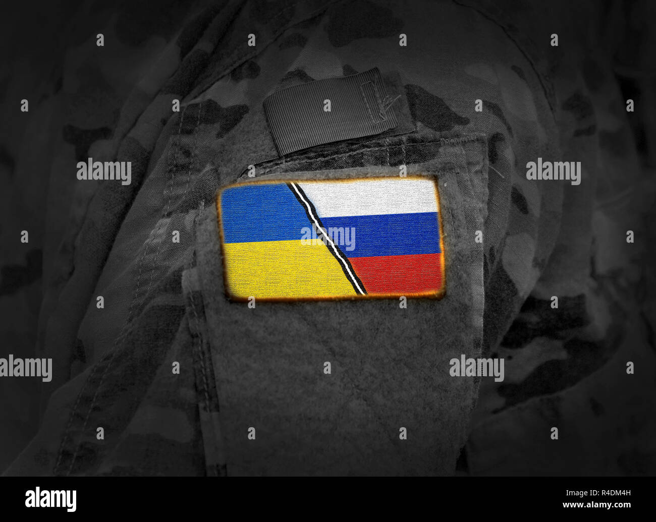 Vs Ucraina Russia. Russo Ucraino conflitto. Bandiera di Ucraina e Russia in uniforme militare (collage) Foto Stock