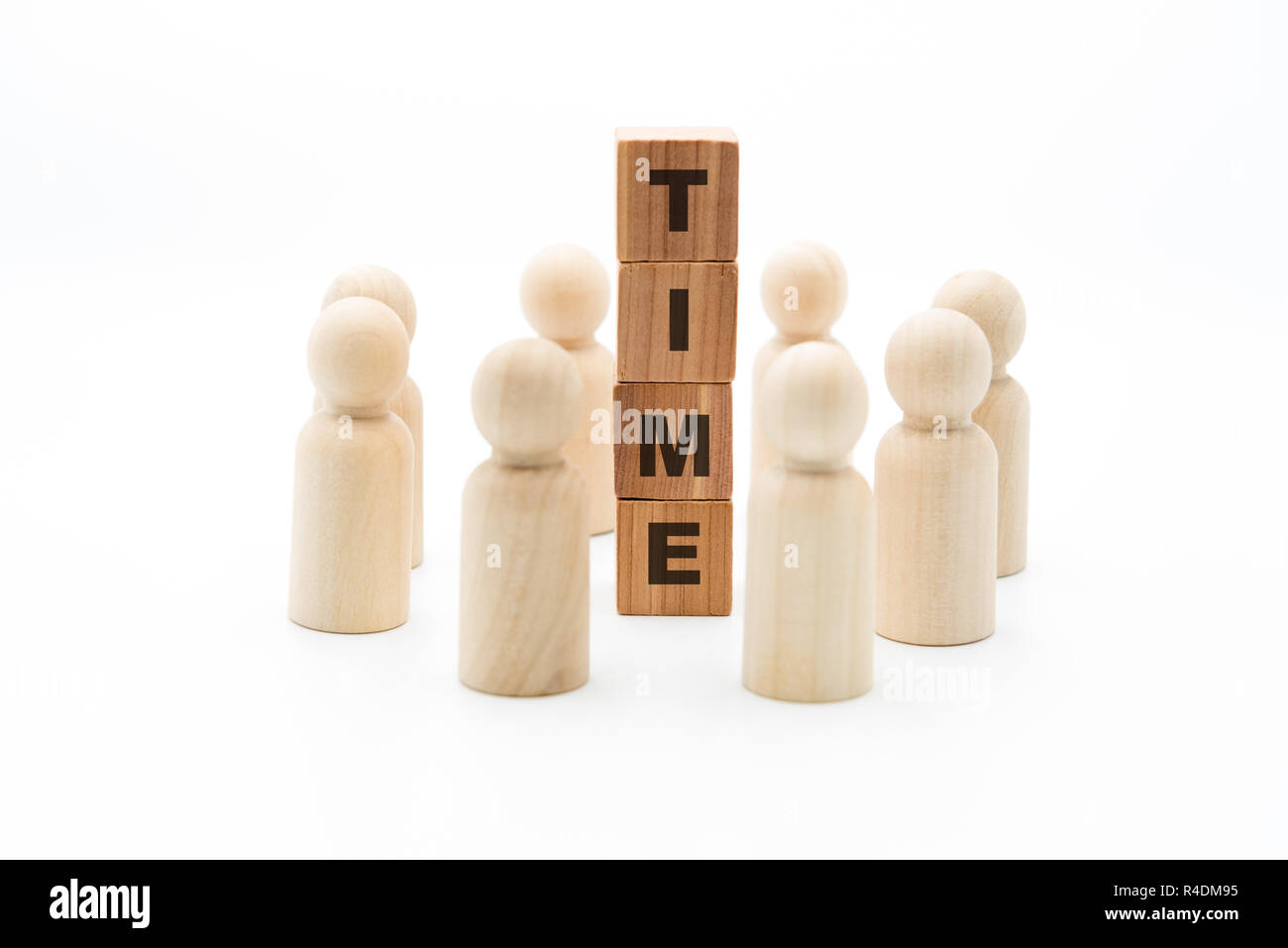 Figure in legno come business team in cerchio intorno al tempo di parola, isolato su sfondo bianco, minimalista Foto Stock