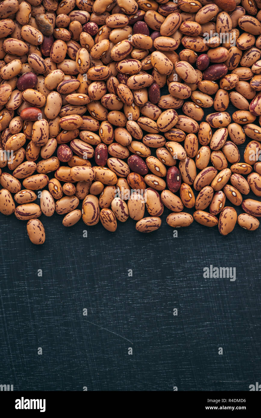 Fagioli Pinto dal di sopra con copia spazio in pianta di legume sani i fagioli come sfondo o texture Foto Stock
