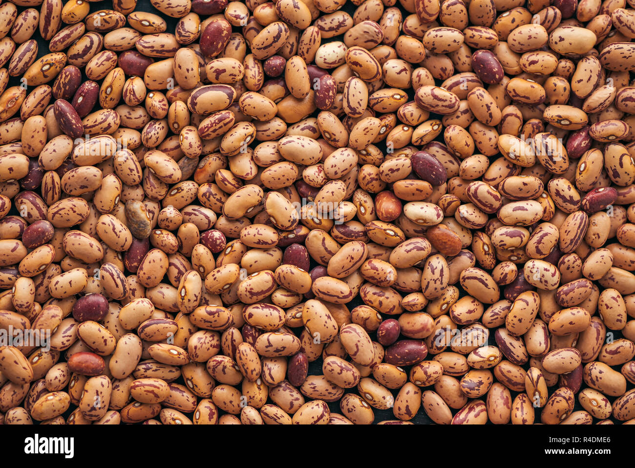 Fagioli Pinto dal di sopra, la vista in pianta di legume sani i fagioli come sfondo o texture Foto Stock