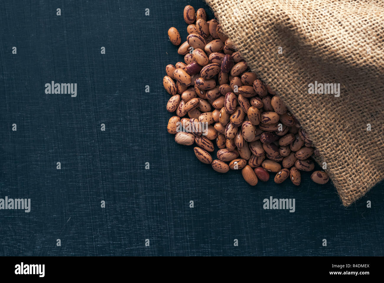Fagioli Pinto nel sacco di tela, sano legume di fagioli, il fuoco selettivo Foto Stock