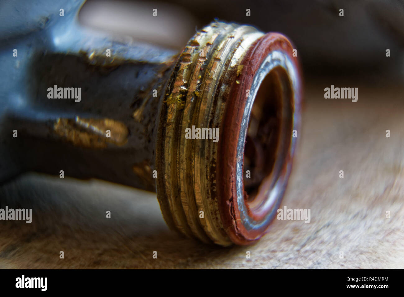Filettatura tubo close-up, vecchio metallo arrugginito parte delle filettature del tubo. Foto Stock