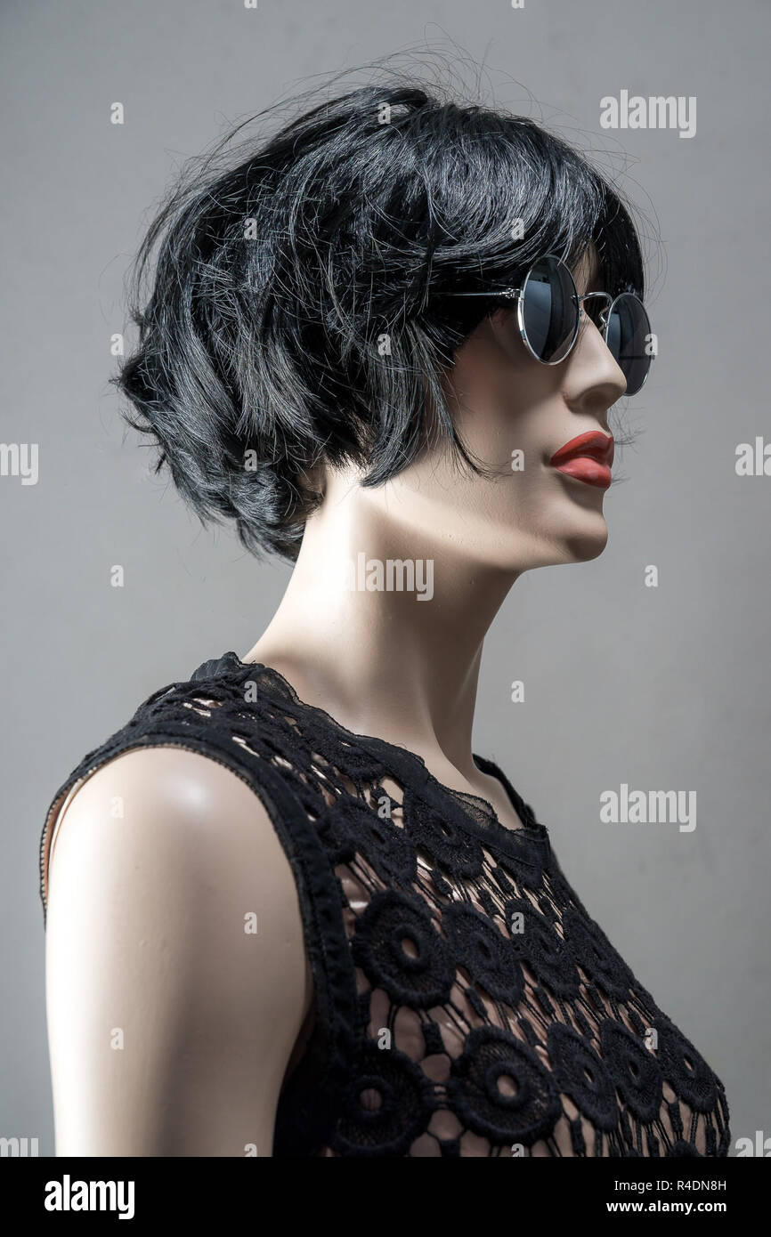 Pelle femmina-mannequin colorate in stile anni sessanta vestito in round occhiali da sole sembra permanente per il diritto. Foto Stock