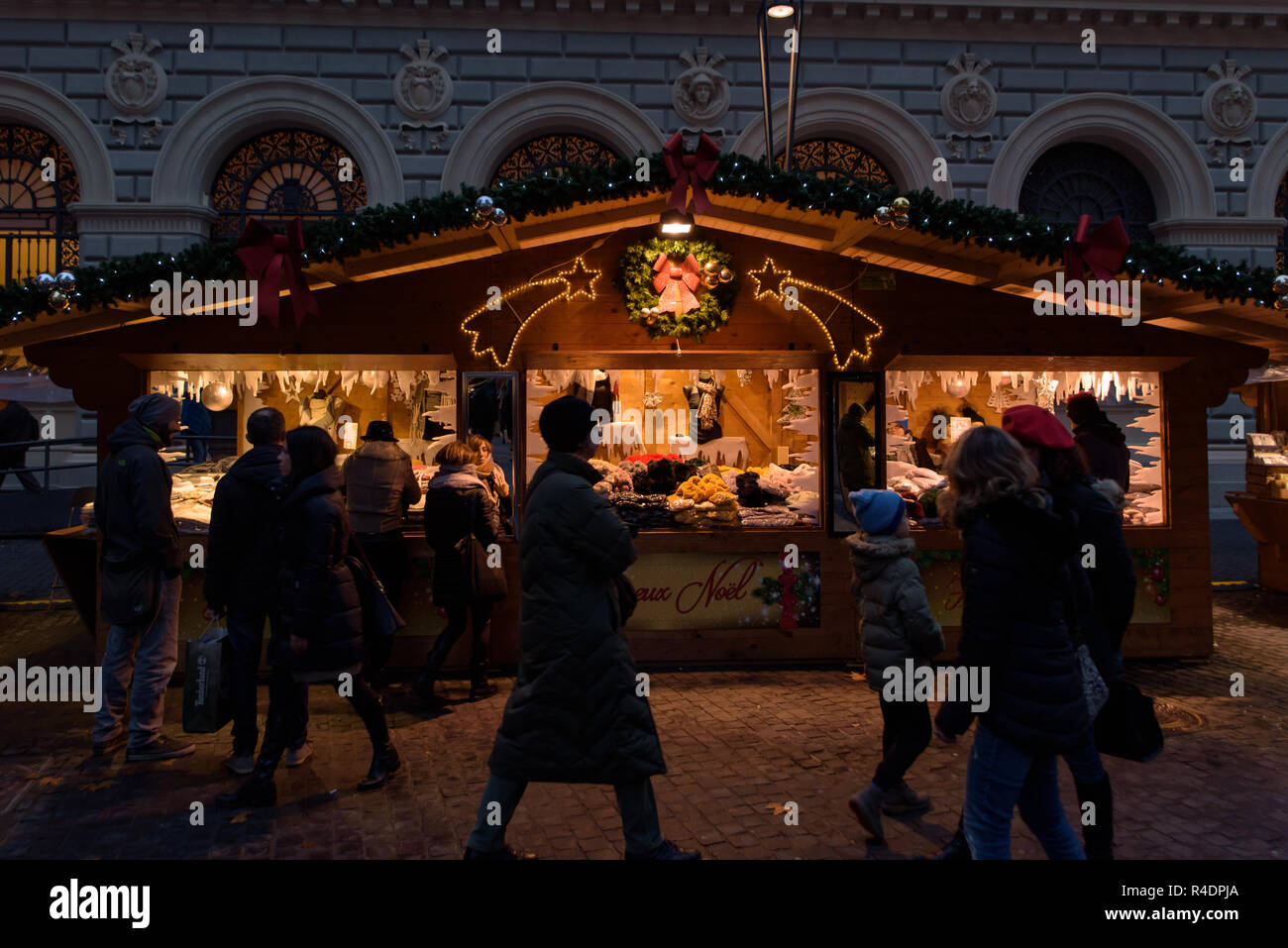 People shopping a banchi di cibo nel mercato di Natale a Bologna, Italia Foto Stock
