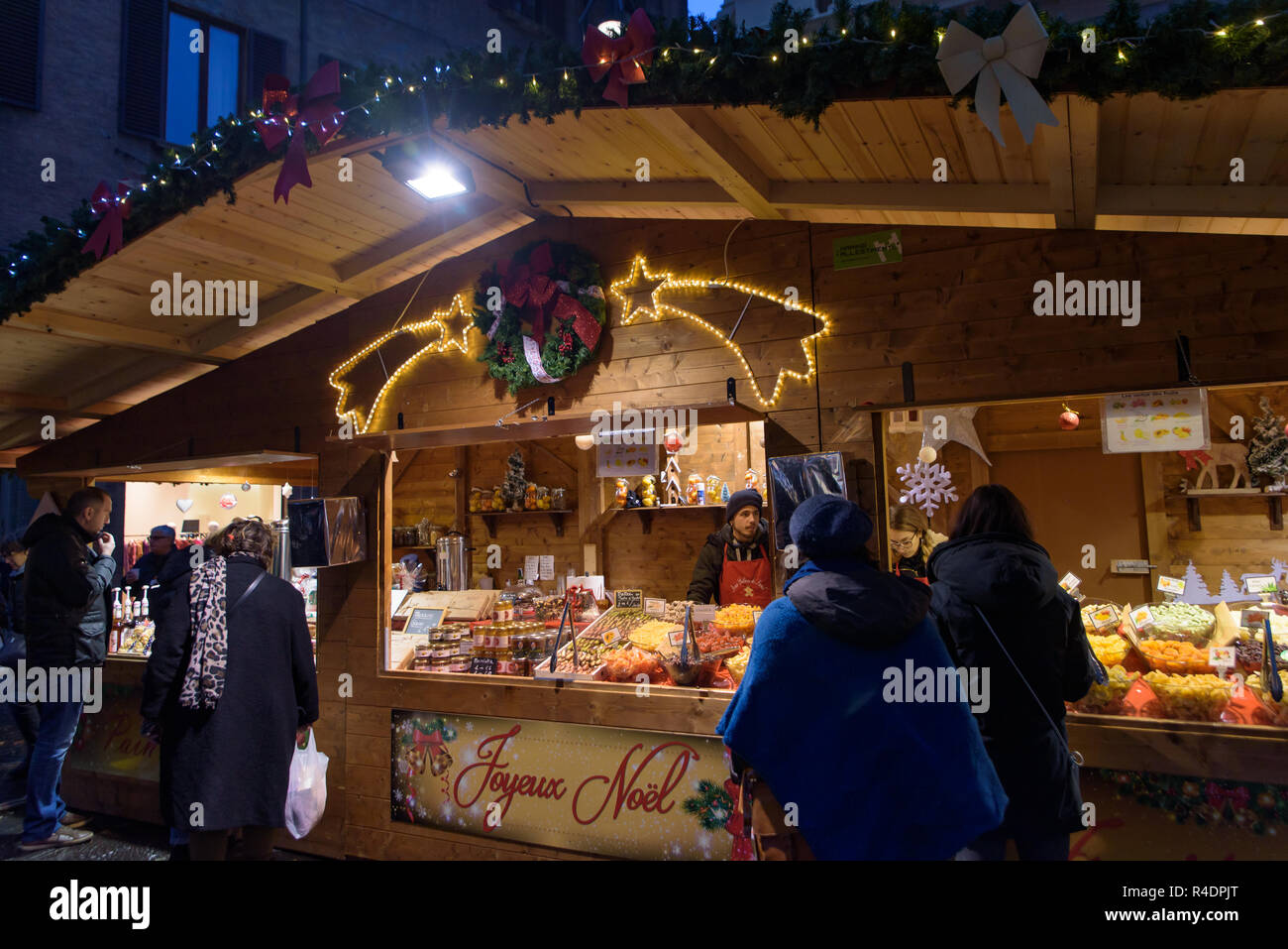 People shopping a banchi di cibo nel mercato di Natale a Bologna, Italia Foto Stock