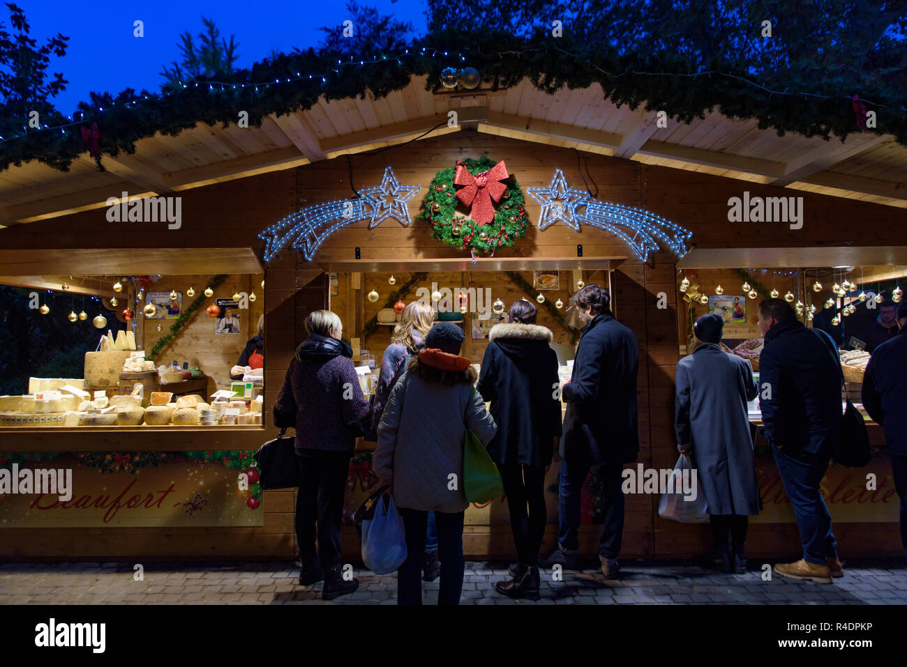 People shopping a banchi di cibo nel mercato di Natale a Bologna, Italia Foto Stock