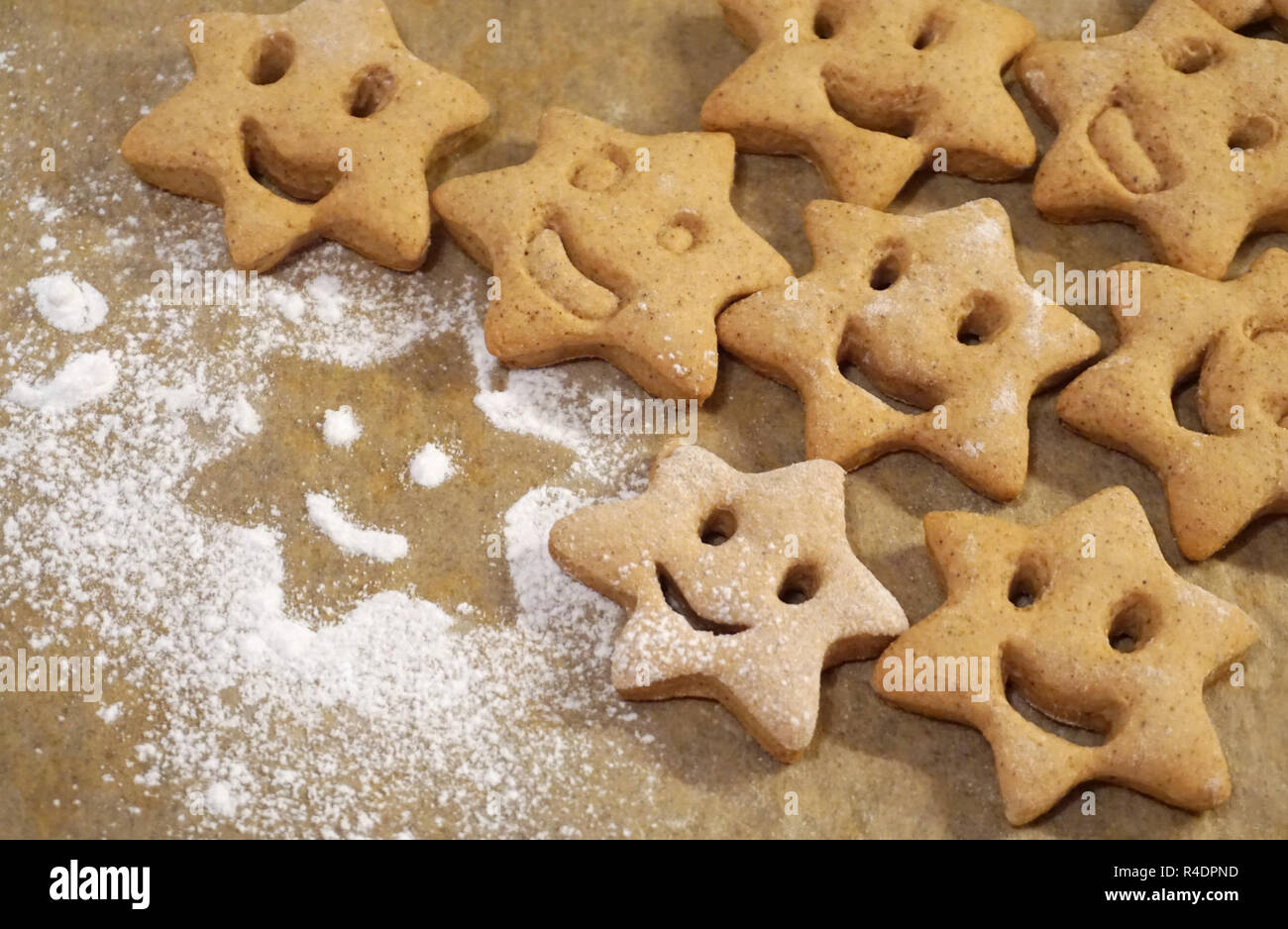 Smile face honey cookies a forma di stella di Natale aromatico e speziato di cookie Foto Stock