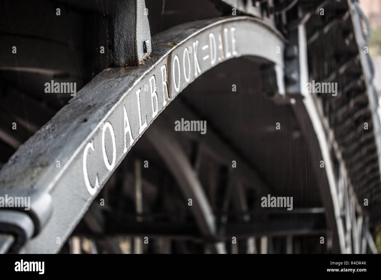 Il ponte in ferro, un 30 metri di ghisa ponte che ha aperto nel 1781 in townof Ironbridge sul fiume Severn vicino a Telford in Shropshire Foto Stock