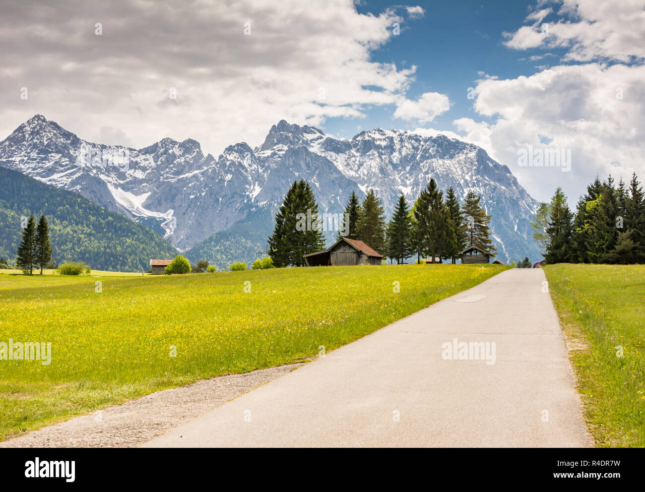Country Road in montagne Karwendel Foto Stock