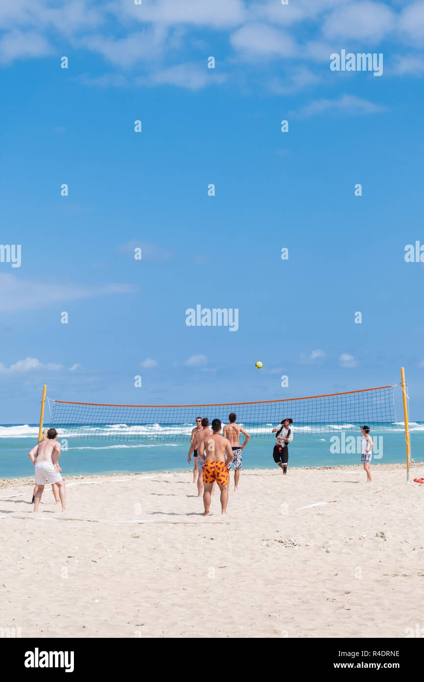 Gruppo di turisti in un resort di giocare una partita di pallavolo sulla spiaggia a Playa Jibaco a Cuba. Foto Stock