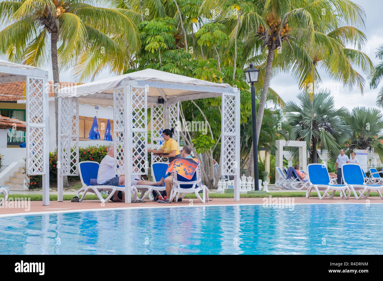 Server che fornisce le bevande per gli ospiti di ricordi Jibacoa Resort a Cuba. Foto Stock