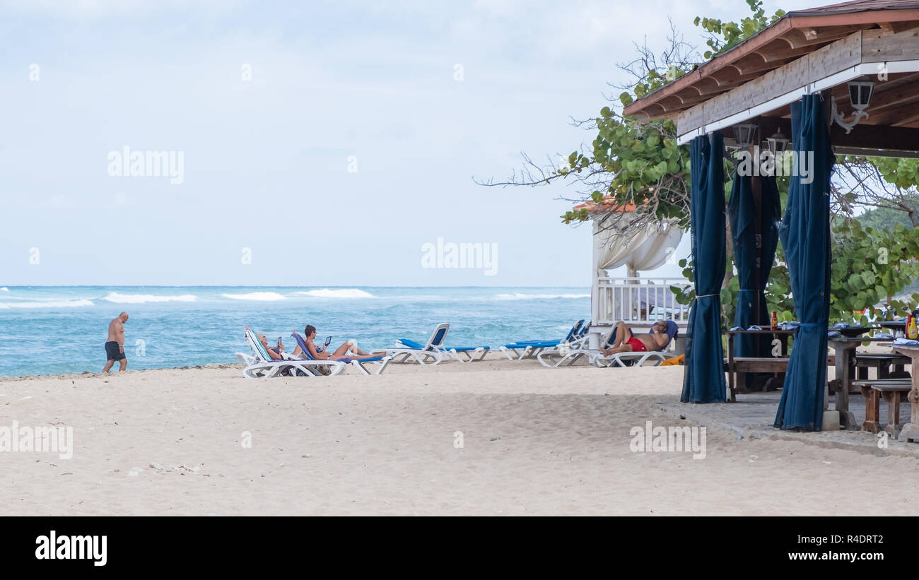I turisti sdraiati sulla spiaggia a Playa Jibacoa a Cuba. Foto Stock