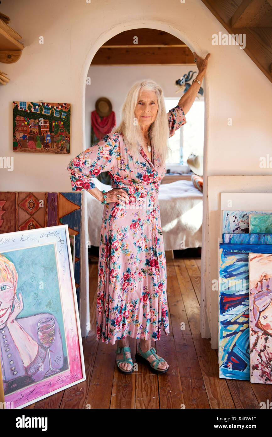 Vecchia donna in costume Foto Stock