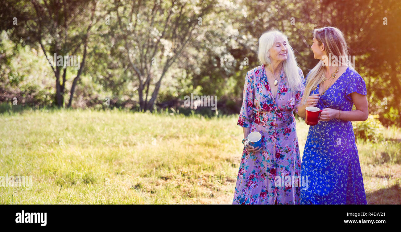 Madre e figlia appendere fuori insieme Foto Stock
