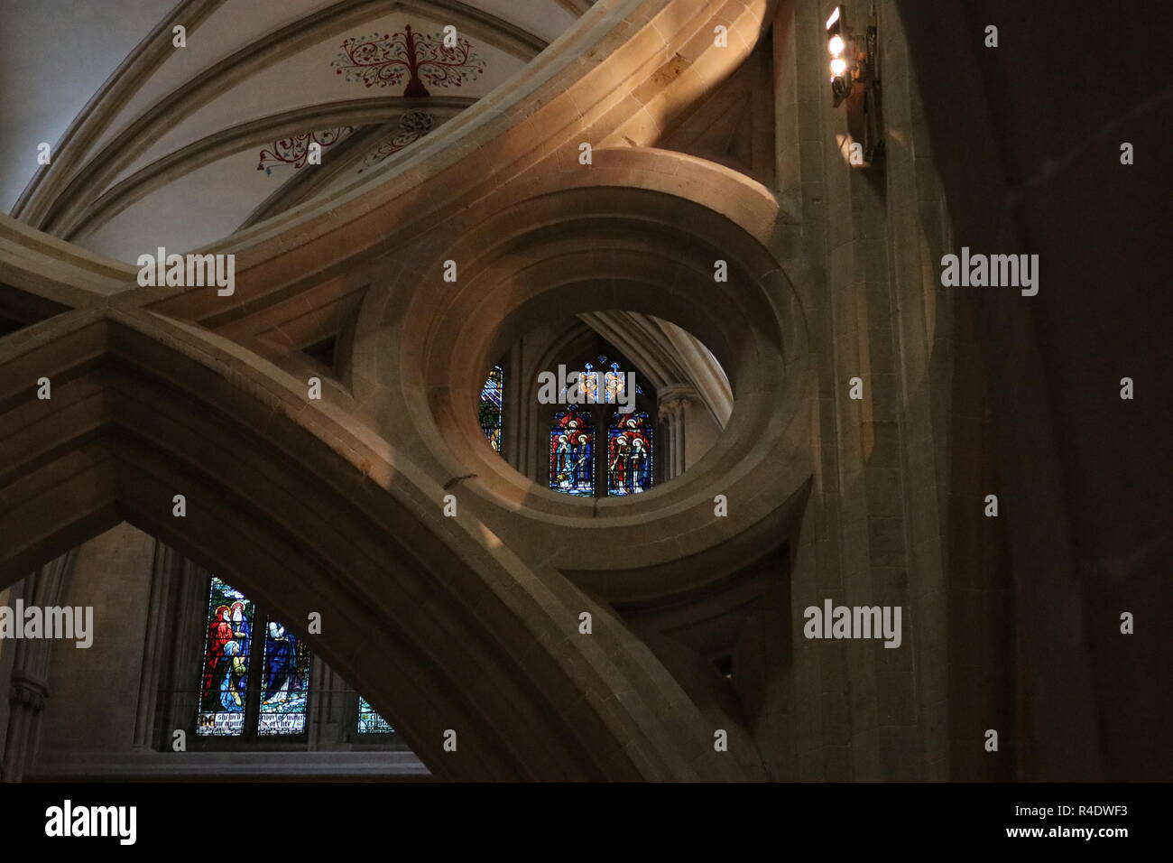 Vetrata della Cattedrale di Wells visto attraverso il meccanismo a forbice arch tenendo premuto fino al tetto. Cattedrale di Wells, pozzi, Somerset, Inghilterra, Regno Unito. Foto Stock