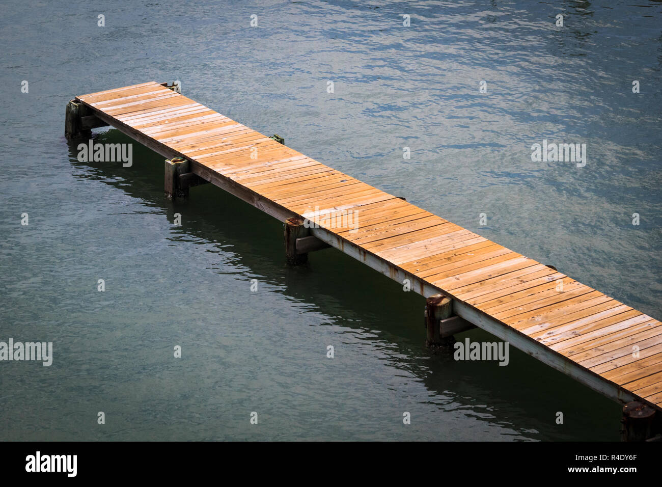 Lungo il dock in legno su un ampio corpo di acqua, Florida, Stati Uniti d'America Foto Stock