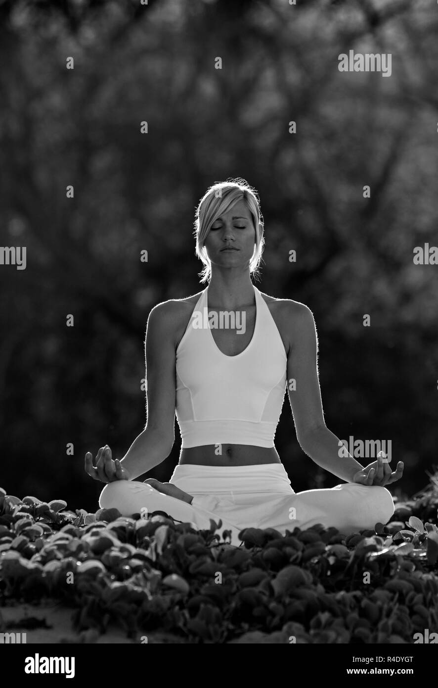 Donna attraente le pratiche yoga a Makena, Maui, Hawaii. Foto Stock