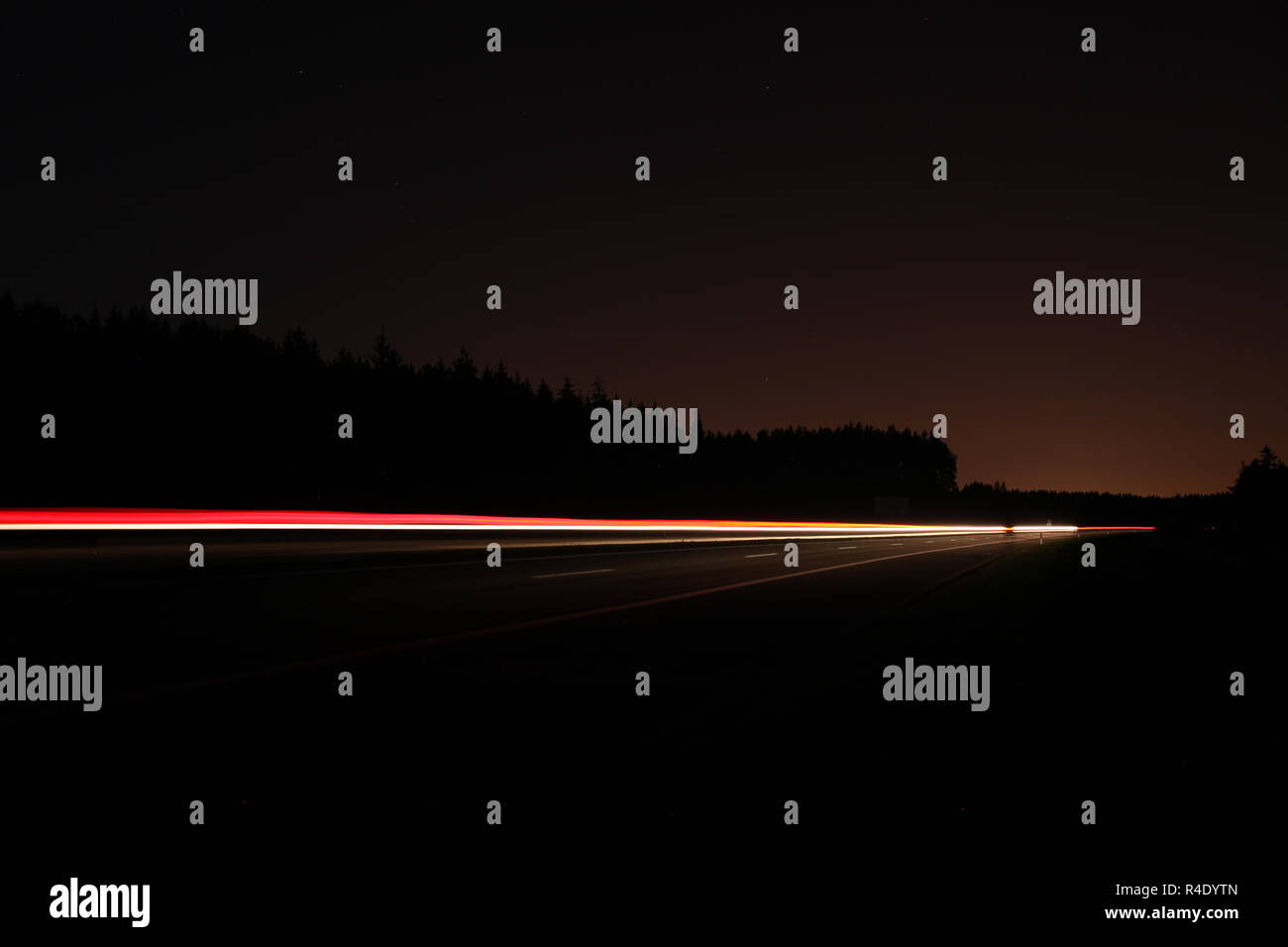 Sentieri di luce da auto Foto Stock