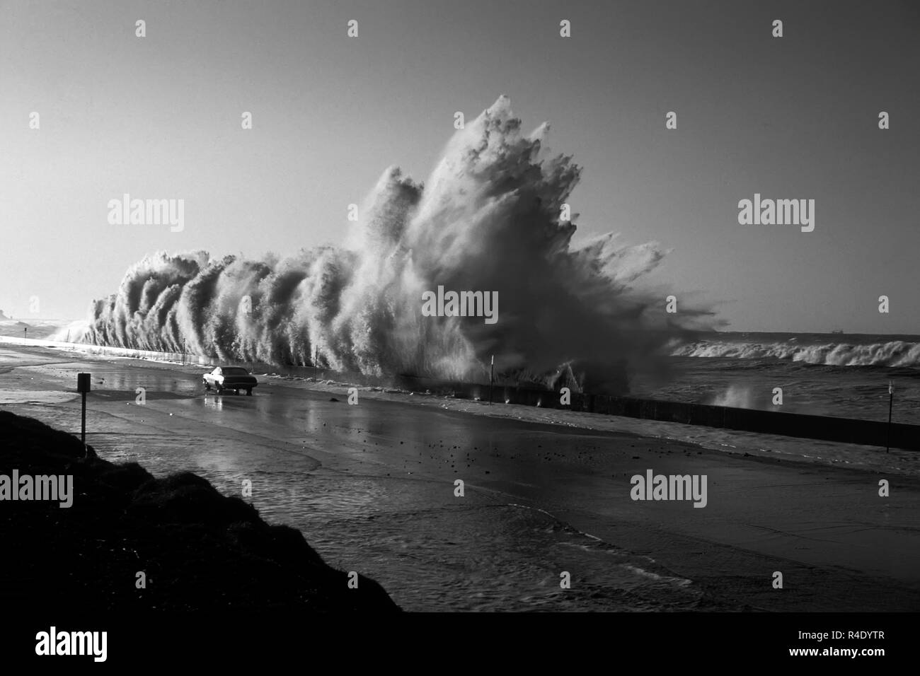 Enorme tempesta onda di sovratensione si scontra con un muro Solimar Beach. Autostrada 1 California. Foto Stock