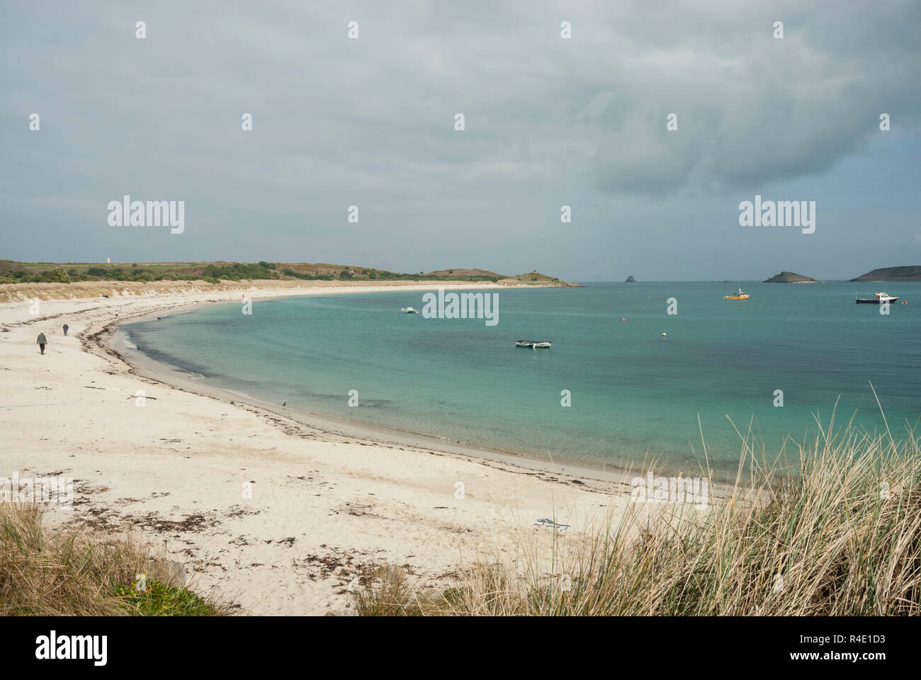 Vista attraverso splendide Par Beach, St Martin's, Scilly, con immacolate spiagge di sabbia bianca e il mare turchese su una soleggiata giornata di primavera. Foto Stock