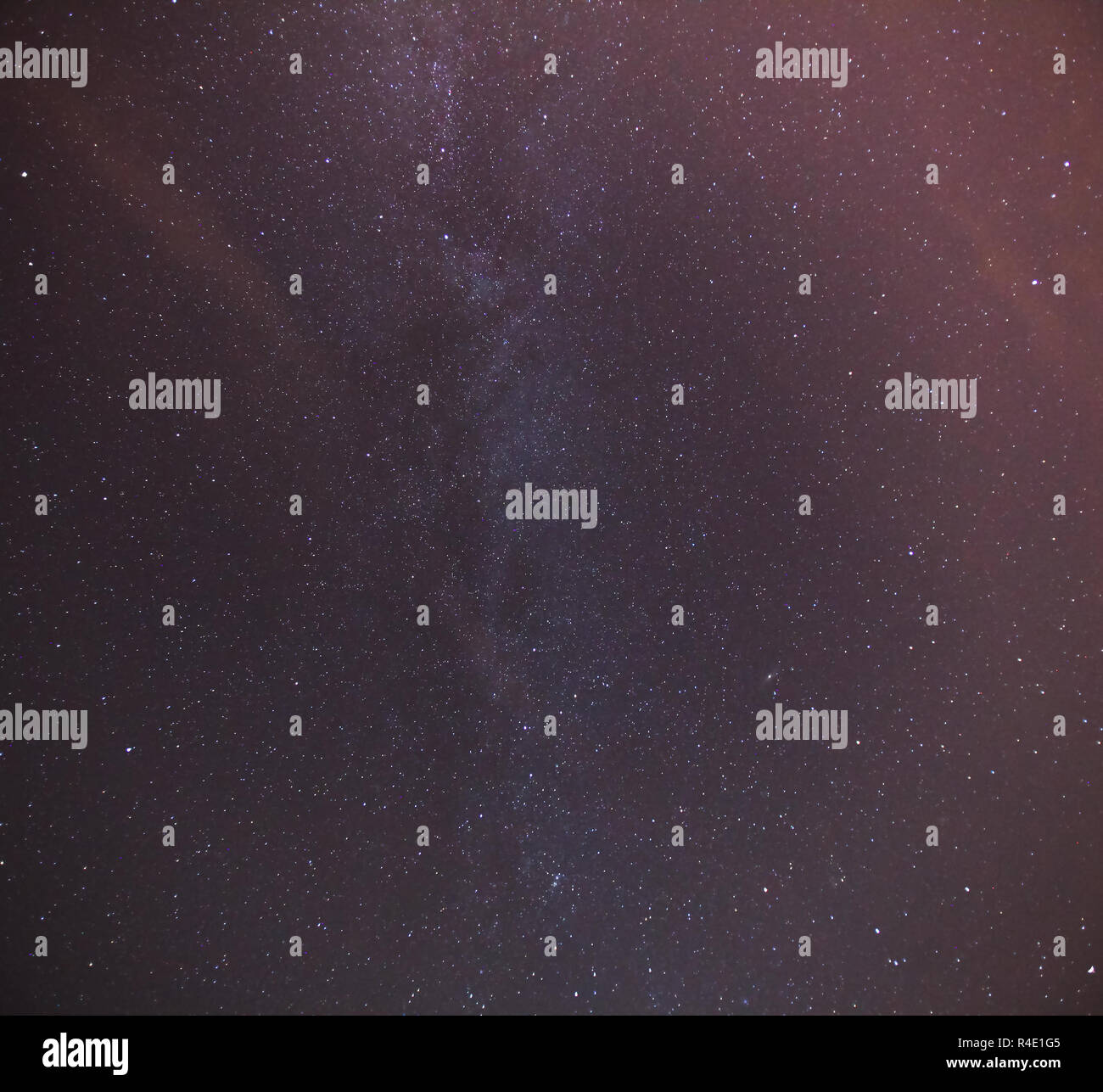 La vista sulla galassia della Via Lattea dall'Europa orientale alla fine di agosto. Foto Stock