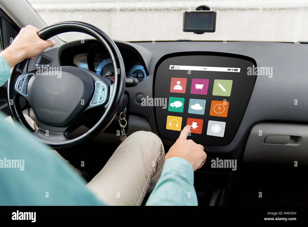 Uomo alla guida di auto con le icone di menu sul computer di bordo Foto  stock - Alamy