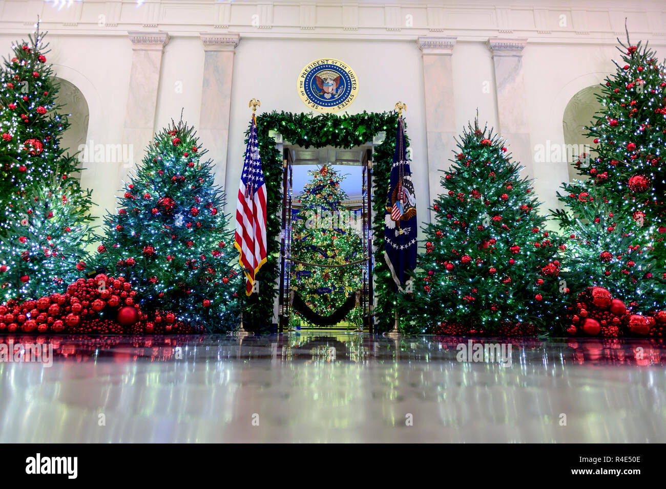 Il 2018 Casa Bianca decorazioni di Natale, con il tema "American tesori" che sono stati scelti personalmente da first lady Melania Trump, sono visualizzati in anteprima per la stampa a Washington, DC il lunedì, 26 novembre 2018. Questa vista è in cerca di Grand Foyer verso la camera blu. Credito: Ron Sachs/CNP /MediaPunch Foto Stock