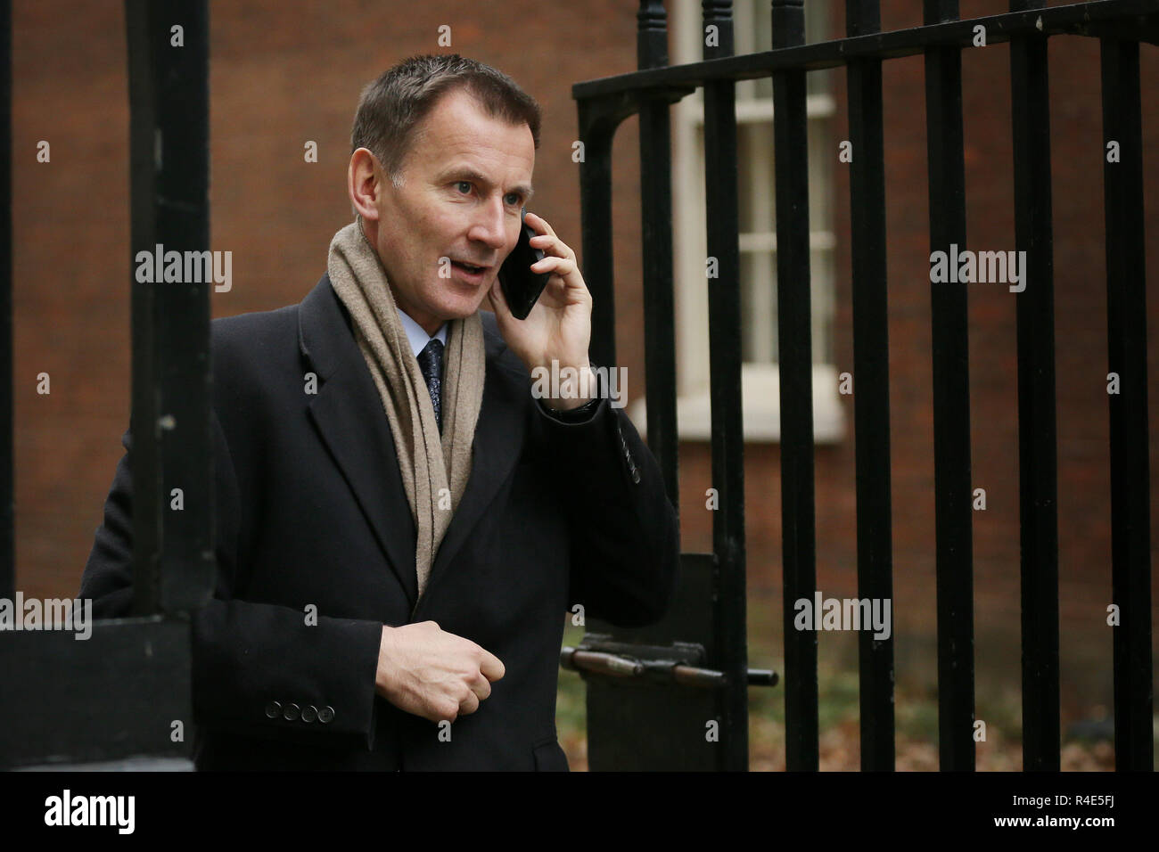 Londra, Regno Unito. 26 Nov, 2018. Segretario degli esteri britannico Jeremy Hunt arriva al 10 di Downing Street per una riunione del gabinetto di Londra, Regno Unito, su nov. 26, 2018. Il Britannico il voto del Parlamento sulla trattativa Brexit è prevista per il 11 dicembre, il Primo Ministro britannico Theresa Maggio ha confermato il lunedì. Credito: Tim Irlanda/Xinhua/Alamy Live News Foto Stock