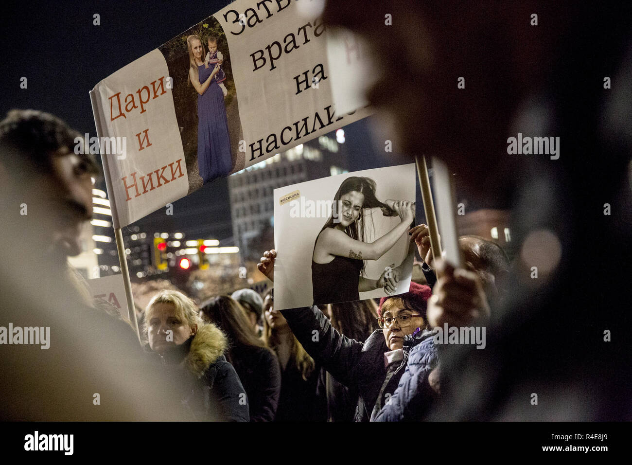 I Bulgari sono considerati in possesso di una foto di una madre e figlia Dani e Niki che erano stati uccisi di recente come un risultato di violenza domestica, durante la protesta sulla Giornata internazionale per lâ eliminazione della violenza contro le donne. Il governo bulgaro ha finora rifiutato di ratificare la convenzione del Consiglio d'Europa della convenzione di Istanbul che mira a prevenire e combattere la violenza contro le donne e la violenza domestica. Un terzo dei cittadini bulgari" relazione essendo sottoposto a domestici o di violenza basata sul genere almeno una volta nel corso della loro vita, secondo studio nazionale sul mercato interno e di genere violenza Foto Stock