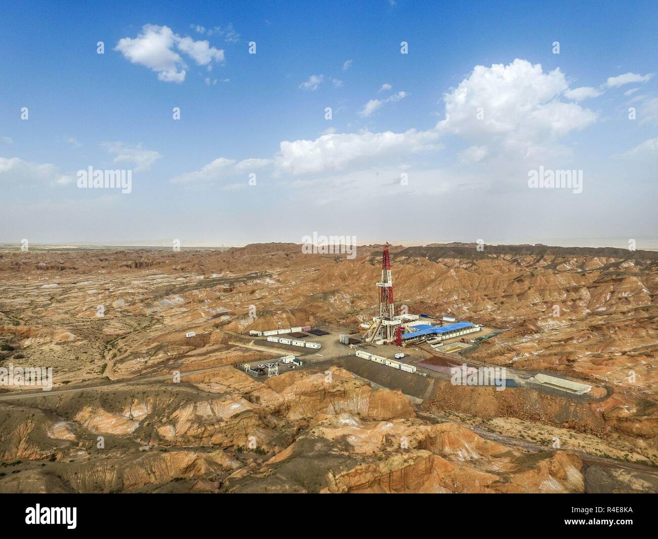 (181127) -- PECHINO, nov. 27, 2018 (Xinhua) -- Foto scattata il 7 luglio 2017 mostra Keshen 605 ben al Tarim Oilfield in Aksu, a nord-ovest della Cina di Xinjiang Uygur Regione autonoma. Della Cina di petrolio e industria chimica ha generato alcune 712.1 miliardi di yuan in profitto totale rispetto ai primi nove mesi del 2018, fino 45,2 per cento rispetto allo stesso periodo dello scorso anno. Con un totale attivo di 12,75 miliardi di yuan, +6,1 per cento rispetto allo stesso periodo dello scorso anno, il settore ha visto la sua attività-passività caduta del rapporto di 1,16 punti percentuali al 54.19%. Il settore il tasso di profitto è salito da 1,56 pe Foto Stock