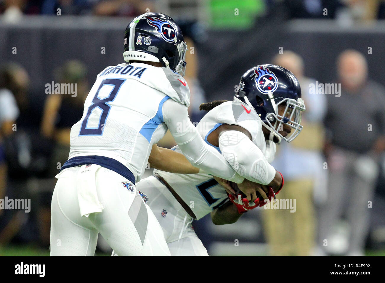 Houston, Texas, Stati Uniti d'America. 26 Nov, 2018. Tennessee Titans quarterback Marcus Mariota (8) mani la palla fuori a Tennessee Titans running back Derrick Henry (22) durante il quarto trimestre di NFL stagione regolare il gioco tra la Houston Texans e Tennessee Titans a NRG Stadium di Houston, TX il 26 novembre 2018. Credito: Erik Williams/ZUMA filo/Alamy Live News Foto Stock