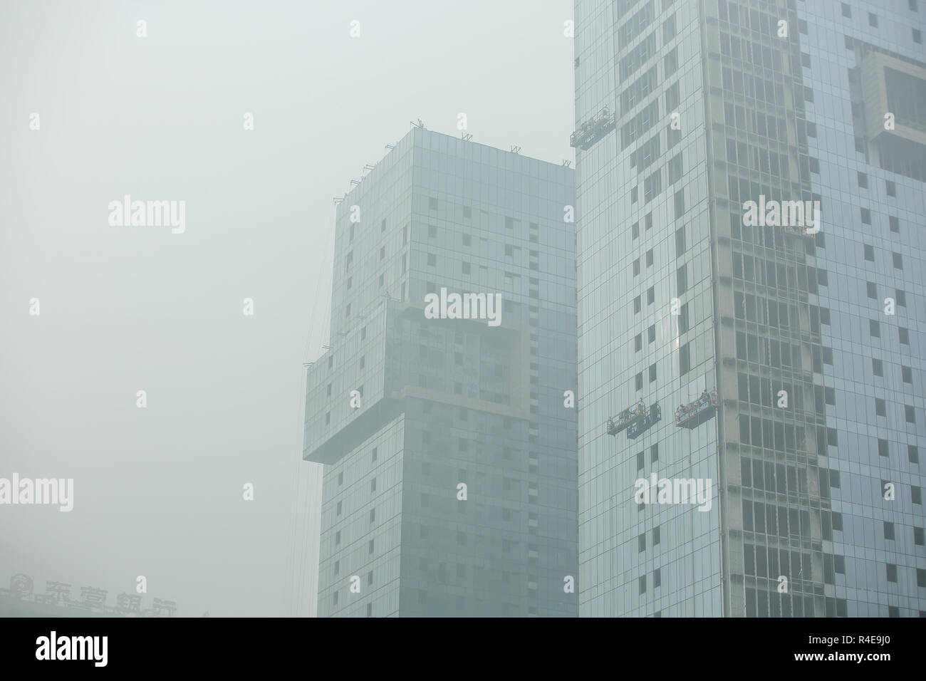 Binzhou, Provincia di Shandong, Cina, Novembre 27, 2018. In alcune zone della città Binzhou, nebbia con visibilità a meno di 500 metri è apparso, e visibilità in alcune aree è stato meno di 200 metri. Credit:Costfoto/Alamy Live News Foto Stock