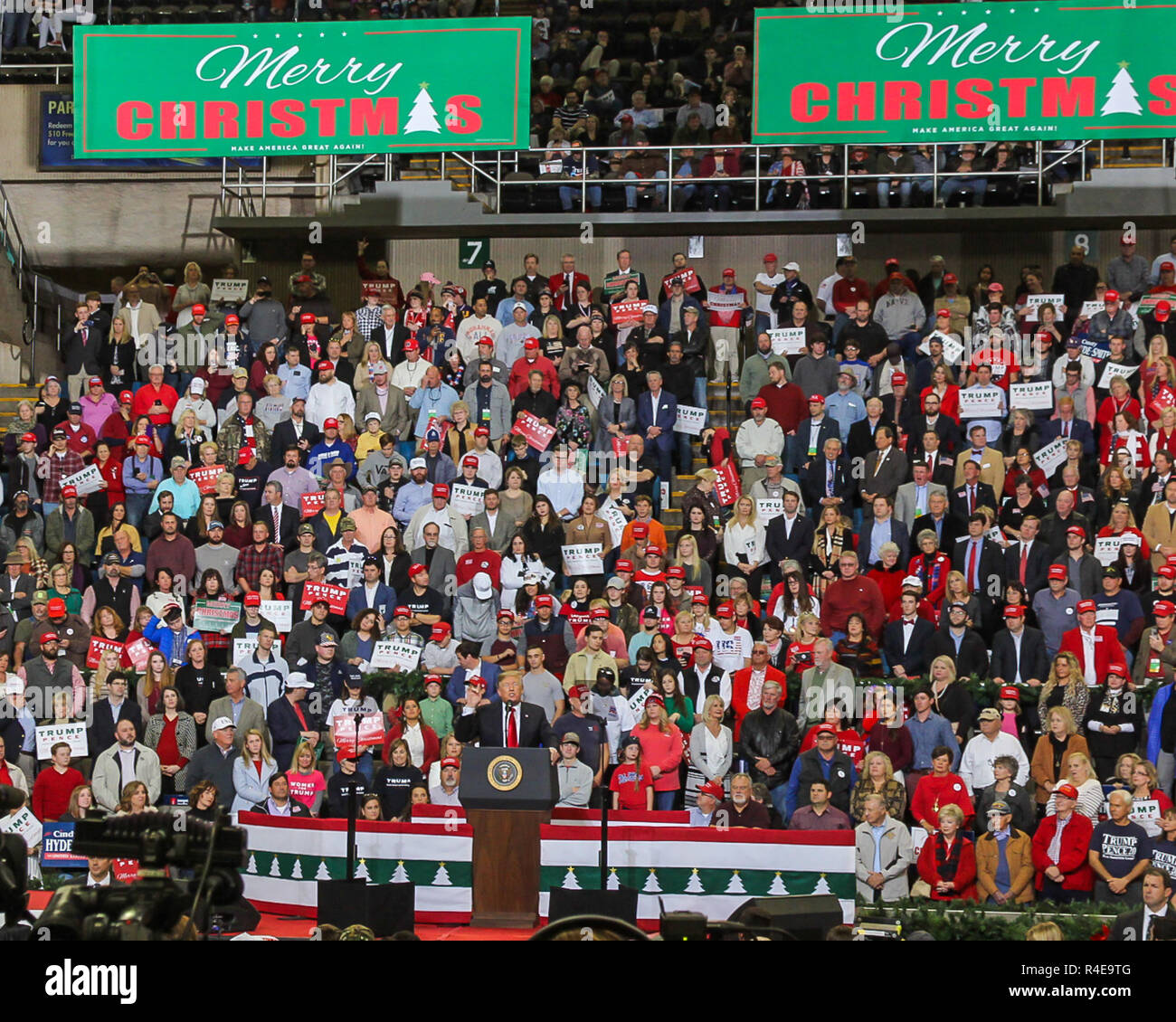 Biloxi, Mississippi, Stati Uniti d'America. 26 Nov, 2018. Presidente Donald Trump in Biloxi Mississippi. per i rally a sostegno del Sen. Cindy Hyde-Smith. Il run-off elezione contro Mike Espy per gli Stati Uniti Senato nel Mississippi l'27 novembre 2018. Migliaia di giro per vedere il presidente e il senatore repubblicano. Credito: Tom Pumphret/Alamy Live News Foto Stock