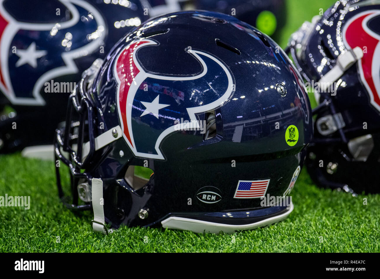 Houston, TX, Stati Uniti d'America. 26 Nov, 2018. A Houston Texans casco con un ''RCM'' adesivo per onore tardi proprietario Robert C. ''Bob'' McNair siede sul collaterale prima di NFL di una partita di calcio tra i Tennessee Titans e Houston Texans al NRG Stadium di Houston, TX. I Texans hanno vinto il gioco da 34 a 17.Trask Smith/CSM/Alamy Live News Foto Stock