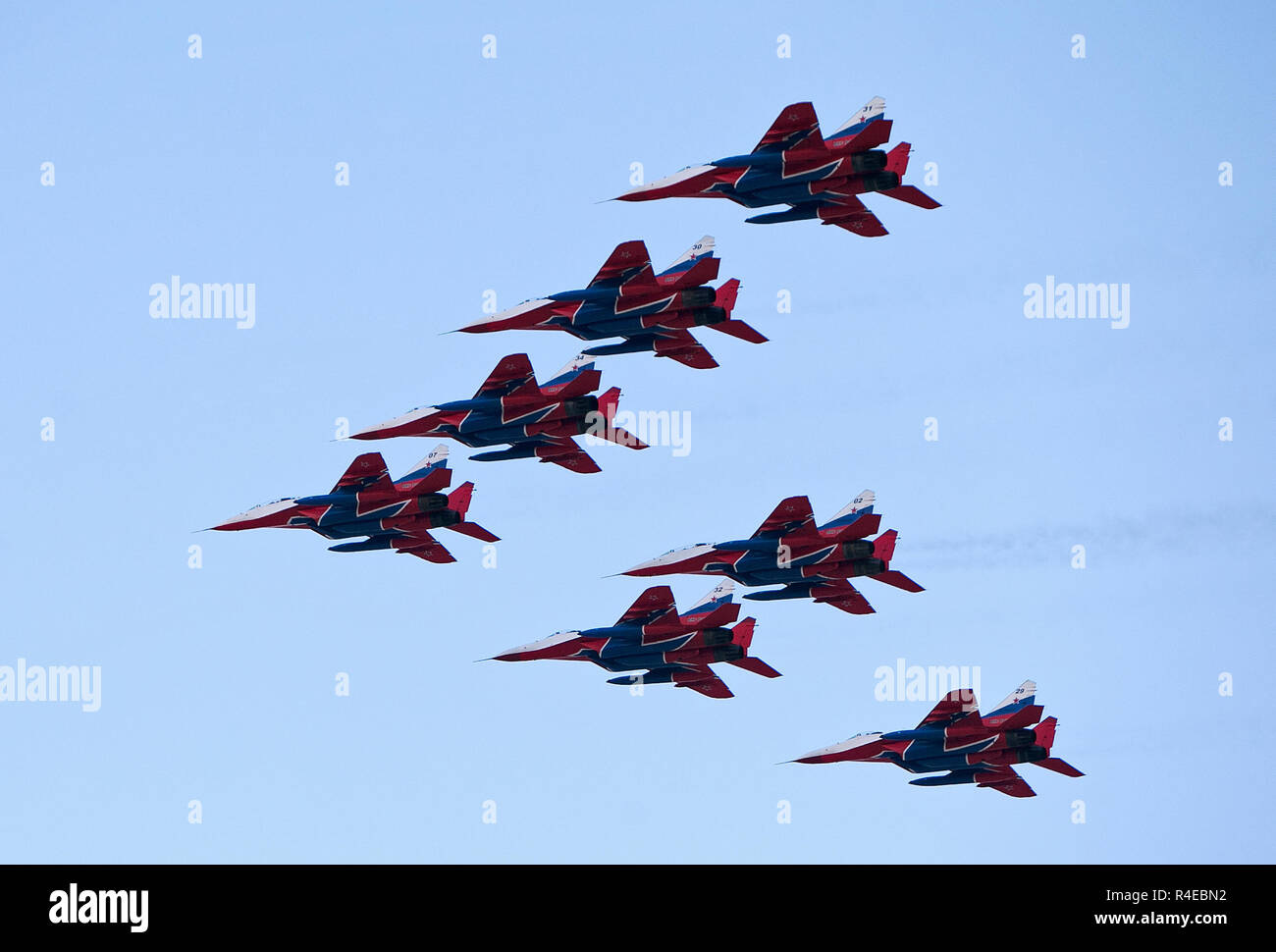 Kish Island, Iran. 26 Nov, 2018. Aeroplani eseguire durante un air show in Kish Island, Iran meridionale, su nov. 26, 2018. L'Iran è pronto per esportare indigeni jet da combattimento, un senior esercito iraniano commander detto lunedì. Credito: Ahmad Halabisaz/Xinhua/Alamy Live News Foto Stock