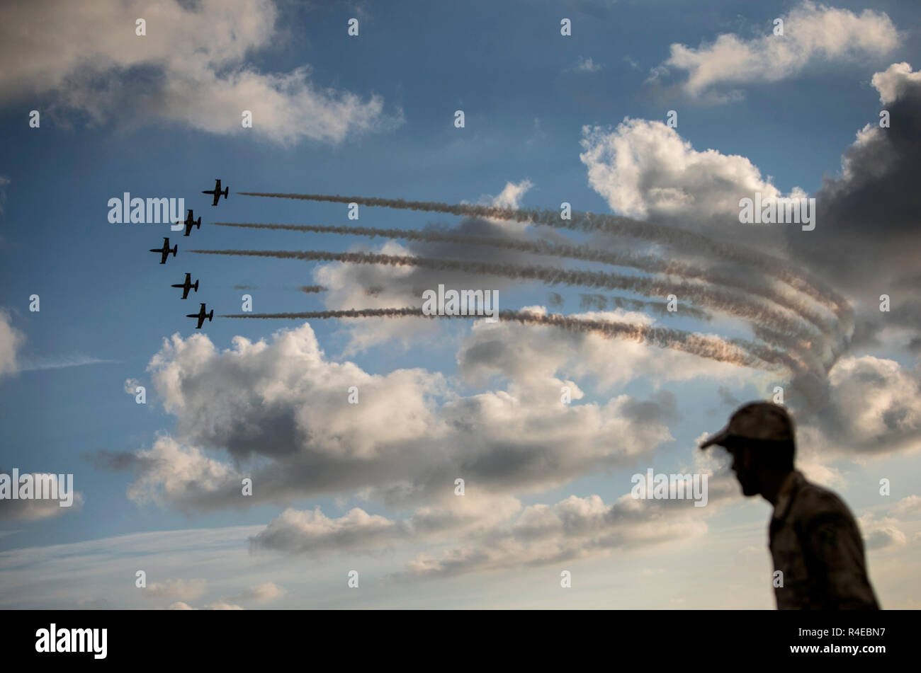 Kish Island, Iran. 26 Nov, 2018. Aeroplani eseguire durante un air show in Kish Island, Iran meridionale, su nov. 26, 2018. L'Iran è pronto per esportare indigeni jet da combattimento, un senior esercito iraniano commander detto lunedì. Credito: Ahmad Halabisaz/Xinhua/Alamy Live News Foto Stock