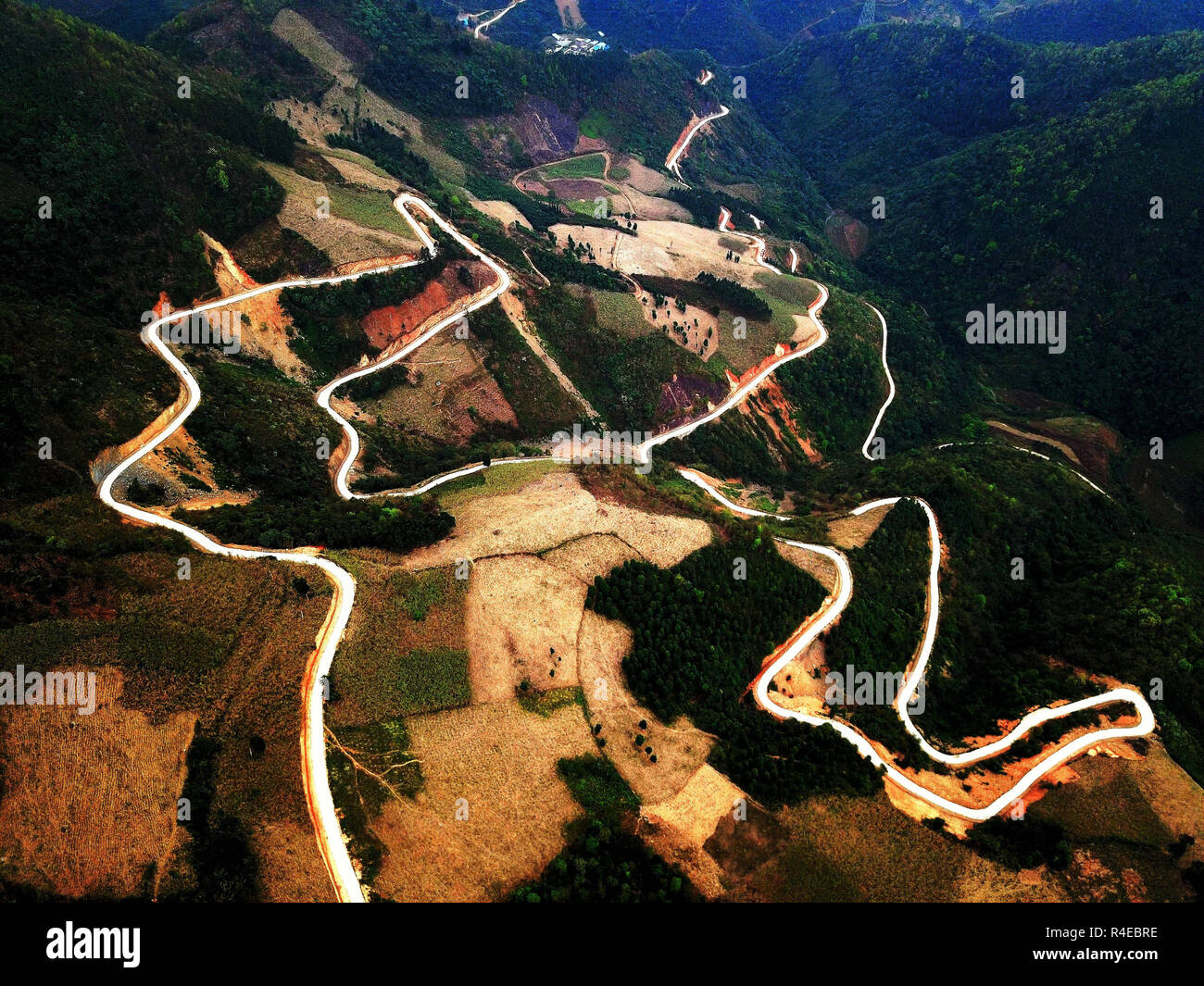 Nanning. 7 Mar, 2018. Foto aerea adottate il 7 marzo 2018 Mostra strade di campagna in un villaggio nel distretto di Youjiang di Baise, sud della Cina di Guangxi Zhuang Regione autonoma. A causa di difficili desertificazione pietroso, persone provenienti da decine di contee e distretti in Guangxi da lungo tempo era stata colpita dalla povertà. Negli ultimi anni, ambientale completa il programma di controllo è stato effettuato per il controllo sassoso la desertificazione per la riduzione della povertà. Credito: Zhang Ailin/Xinhua/Alamy Live News Foto Stock