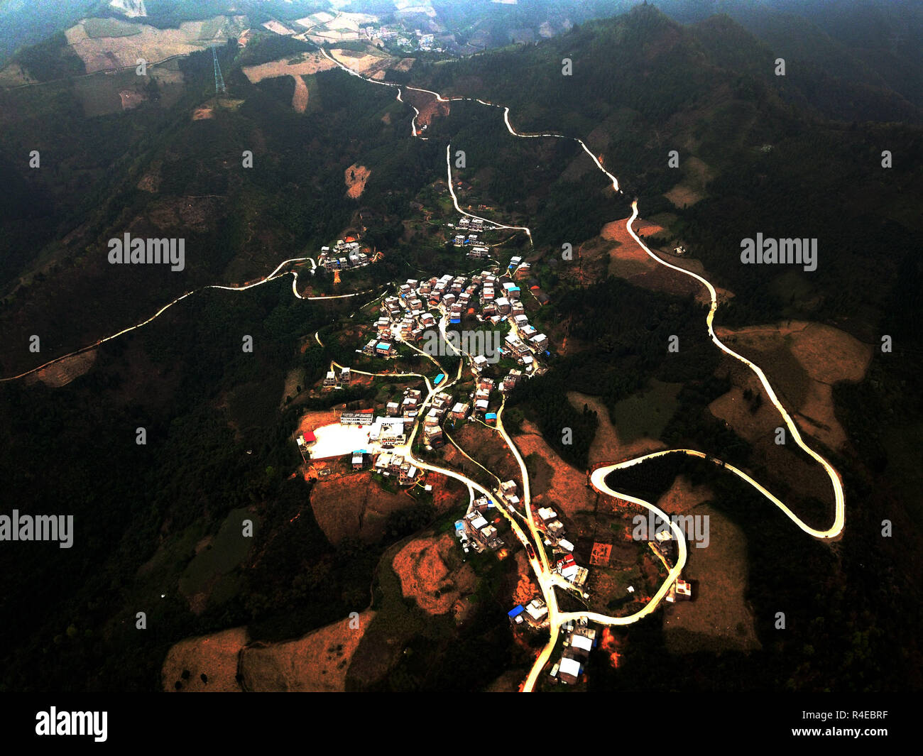 Nanning. 7 Mar, 2018. Foto aerea adottate il 7 marzo 2018 Mostra strade di campagna in un villaggio nel distretto di Youjiang di Baise, sud della Cina di Guangxi Zhuang Regione autonoma. A causa di difficili desertificazione pietroso, persone provenienti da decine di contee e distretti in Guangxi da lungo tempo era stata colpita dalla povertà. Negli ultimi anni, ambientale completa il programma di controllo è stato effettuato per il controllo sassoso la desertificazione per la riduzione della povertà. Credito: Zhang Ailin/Xinhua/Alamy Live News Foto Stock