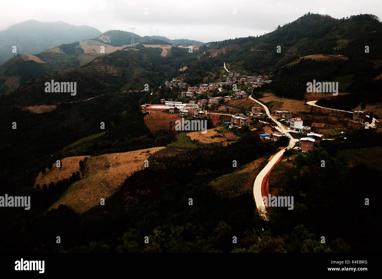 Nanning. 7 Mar, 2018. Foto aerea adottate il 7 marzo 2018 Mostra strade di campagna in un villaggio nel distretto di Youjiang di Baise, sud della Cina di Guangxi Zhuang Regione autonoma. A causa di difficili desertificazione pietroso, persone provenienti da decine di contee e distretti in Guangxi da lungo tempo era stata colpita dalla povertà. Negli ultimi anni, ambientale completa il programma di controllo è stato effettuato per il controllo sassoso la desertificazione per la riduzione della povertà. Credito: Zhang Ailin/Xinhua/Alamy Live News Foto Stock