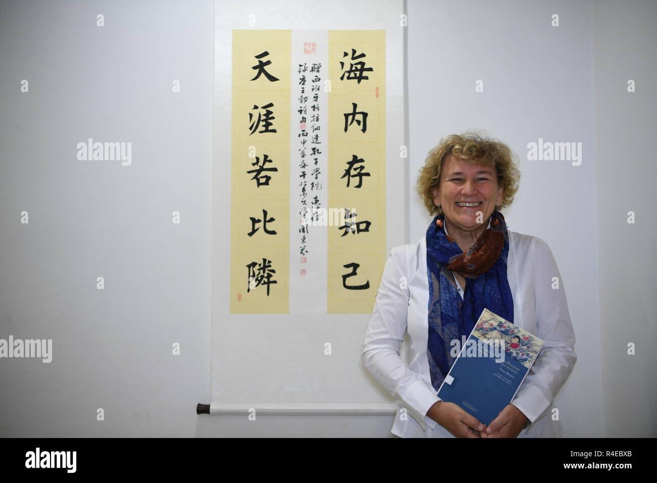 Madrid, Spagna. Xiii Nov, 2018. Alicia Relinque, direttore dell'Istituto Confucio dell Università di Granada, mantiene il suo lavoro di traduzione, la peonia Pavilion da Tang Xianzu, presso l Istituto di Confucio dell Università di Granada a Granada, in Spagna, il 9 novembre 13, 2018. Per andare con funzione: veterano spagnolo sinologo viste letteratura cinese "chiave della felicità" Credito: Guo Qiuda/Xinhua/Alamy Live News Foto Stock