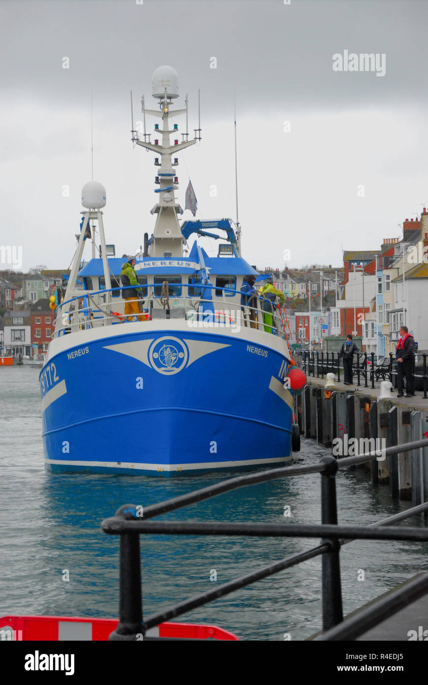 Weymouth, Dorset. Il 27 novembre 2018. Il 19m twin-rig freezer boreale trawler, MV Nereus, posti barca nel porto di Weymouth dopo una notte di pesca trascorso in mare in terribili condizioni meteo Credito: stuart fretwell/Alamy Live News Foto Stock