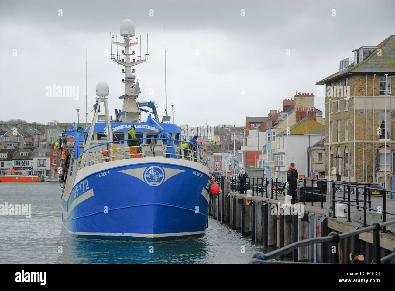 Weymouth, Dorset. Il 27 novembre 2018. Il 19m twin-rig freezer boreale trawler, MV Nereus, posti barca nel porto di Weymouth dopo una notte di pesca trascorso in mare in terribili condizioni meteo Credito: stuart fretwell/Alamy Live News Foto Stock