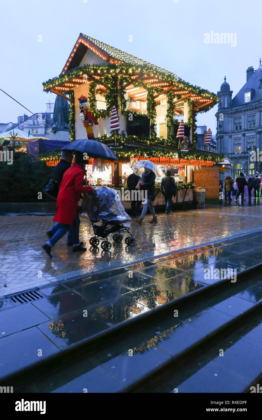 Birmingham, Regno Unito. 27 Novembre, 2018. Un tardo pomeriggio piovoso rende normalmente occupato Birmingham tedesco mercatino di Natale un washout. Peter Lopeman/Alamy Live News Foto Stock