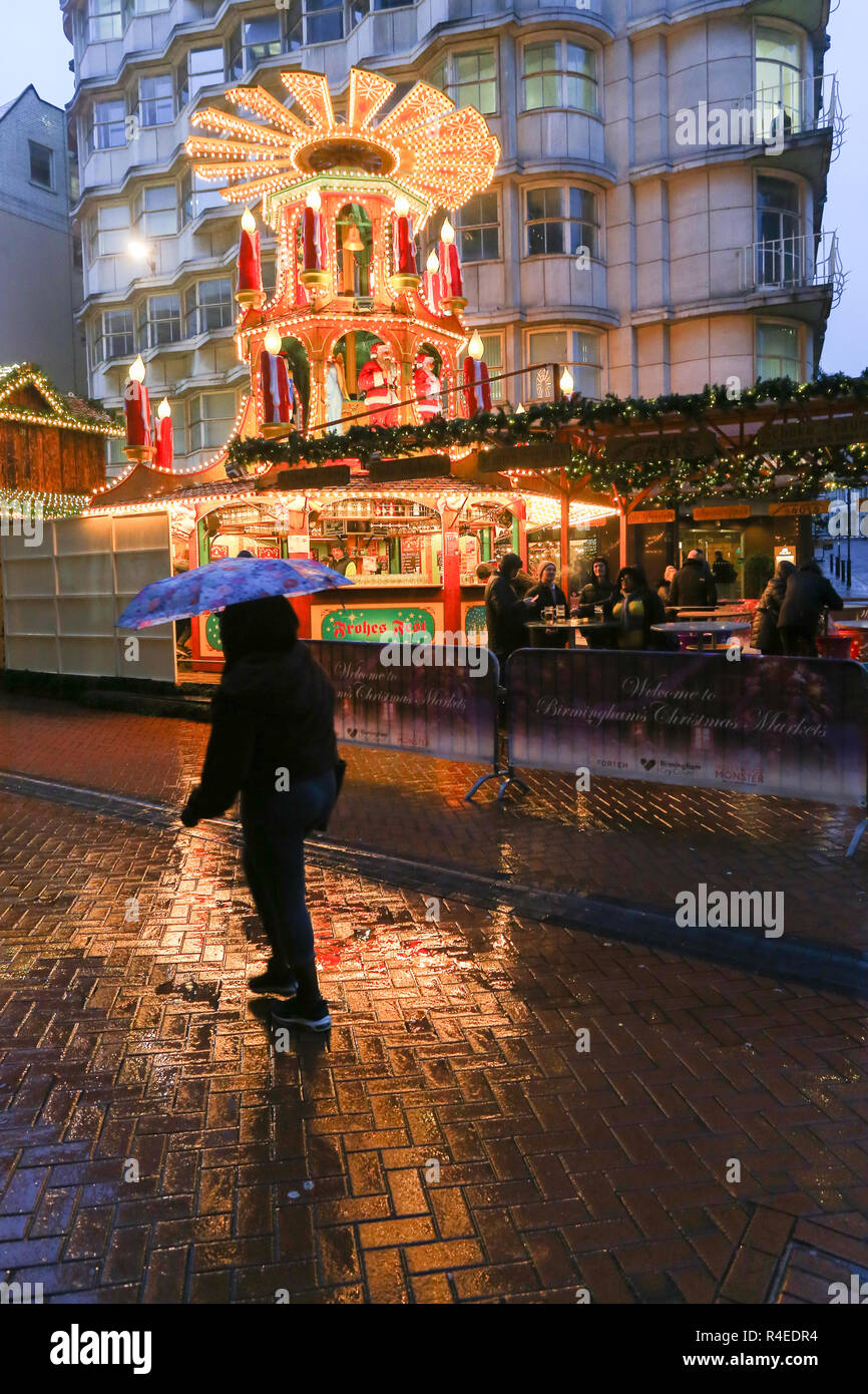 Birmingham, Regno Unito. 27 Novembre, 2018. Un tardo pomeriggio piovoso rende normalmente occupato Birmingham tedesco mercatino di Natale un washout. Peter Lopeman/Alamy Live News Foto Stock