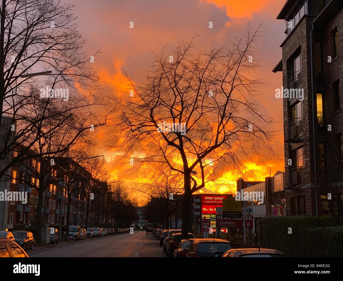 Amburgo, Germania. 27 Nov, 2018. Nel quartiere Winterhude, la rottura di luce tra le nuvole in un tramonto che crea l'impressione di un incendio di grandi dimensioni. Credito: Axel Heimken/dpa/Alamy Live News Foto Stock