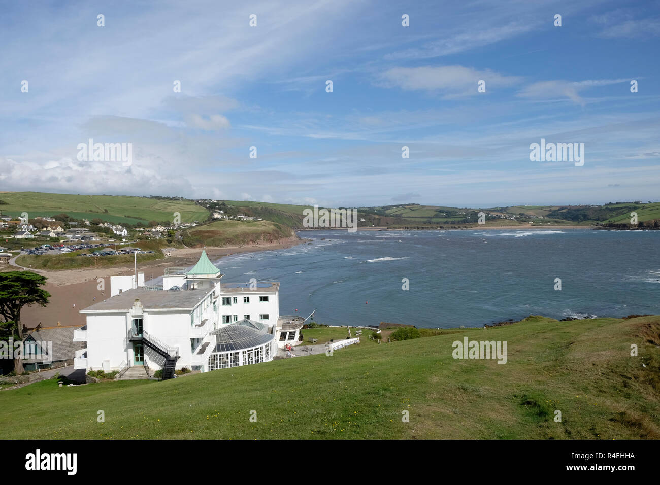 Esterno del Burgh Island Hotel che mostra parte dell'istmo di sabbia che collega Burgh isola alla terraferma con la bassa marea. Foto Stock